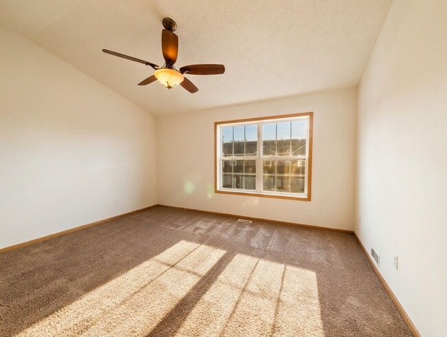 Building Photo - Rare 2bed + Loft Townhome in Maple Grove