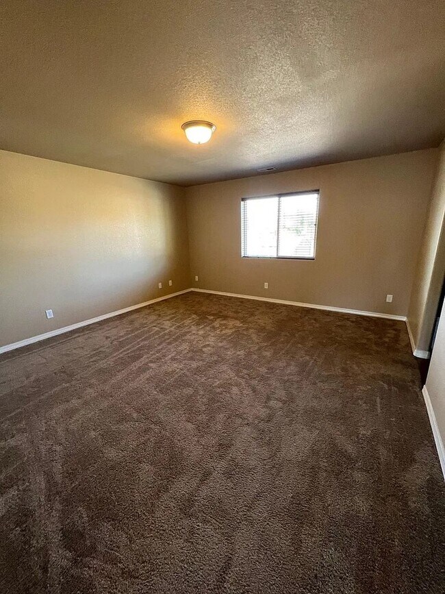 Building Photo - *COMING SOON* 3 Bedroom near Carson and Pe...