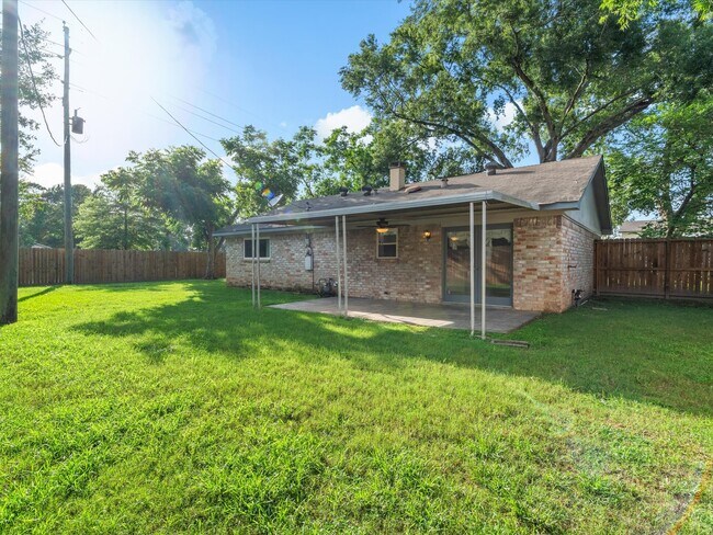 Building Photo - 9811 Charter Ridge Dr