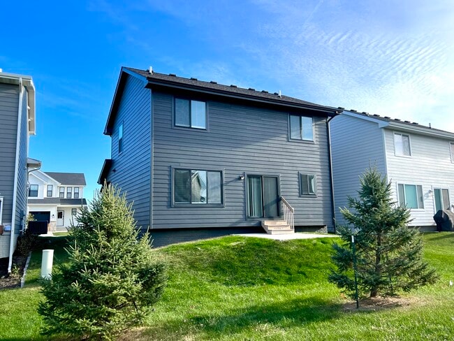 Building Photo - 1502 NE Savana Dr