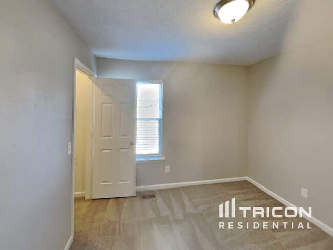 Building Photo - 275 Iris Dr