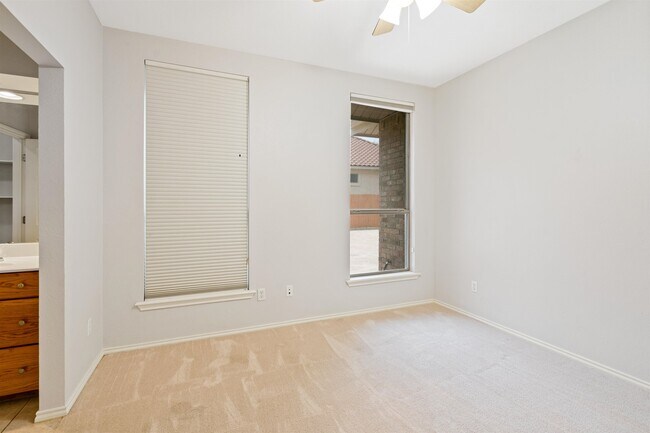 Building Photo - 307 Echo Valley Dr