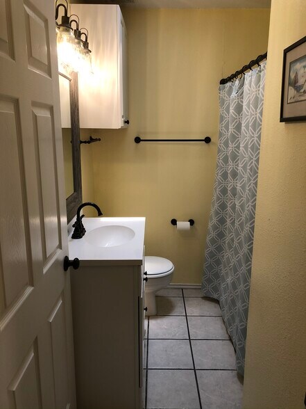 Guest bathroom - 1226 Amanda Dr
