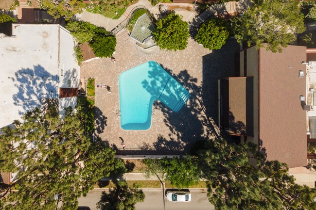 Building Photo - 5900 Canterbury Dr