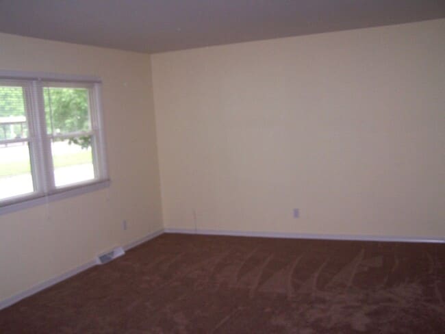 Building Photo - Very sharp 3BR 1 bath ranch home in Normal...