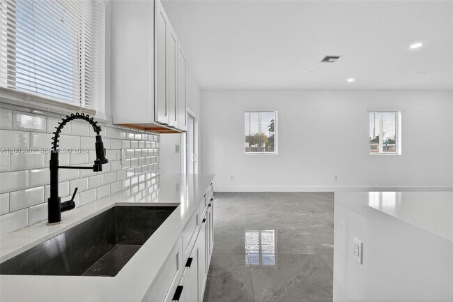 Building Photo - 655 NW 24th Ave