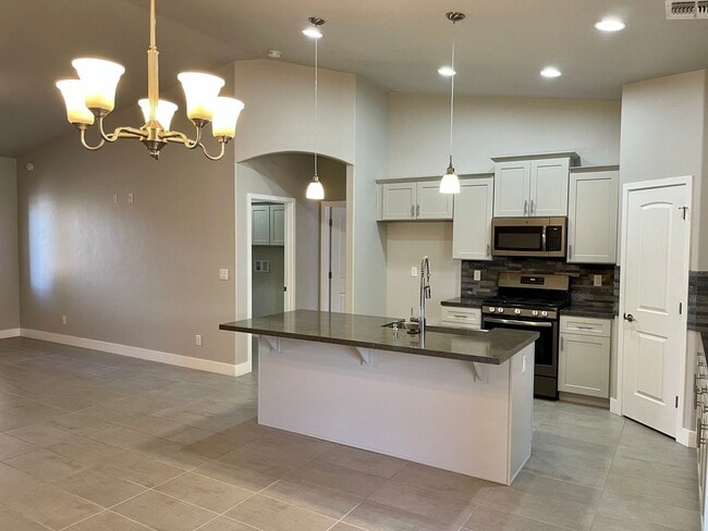 Building Photo - Beautiful 3 Bedroom Home in Gated Community!