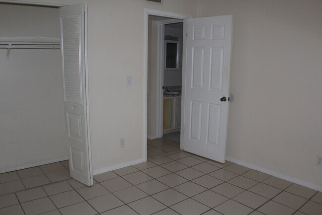 Building Photo - 2 bed, 2 bath Condo
