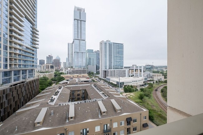 Building Photo - Luxurious 2 Bedroom, 2 Bath High Rise in Downtown Austin