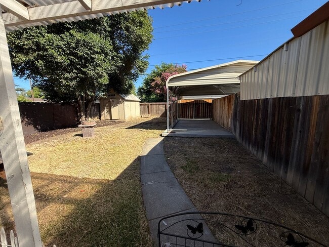 Building Photo - 611 Fairview Dr