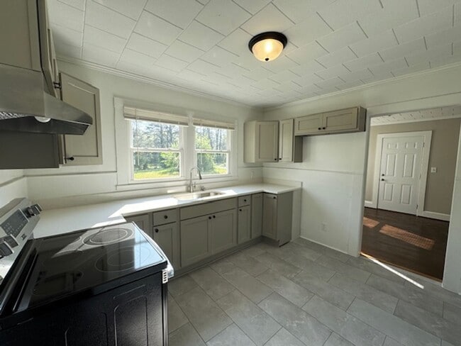 Building Photo - 505 E 5th St