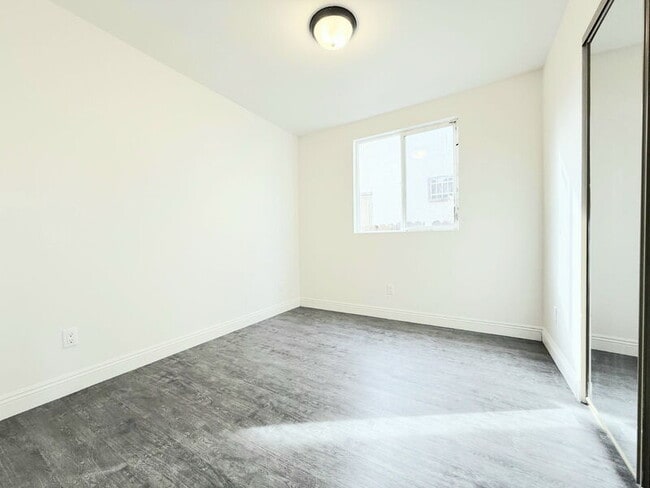 Building Photo - 1440 E 42nd St