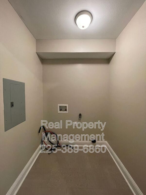 Building Photo - 5500 Dianna Dr