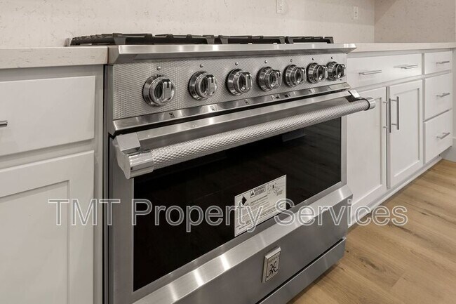 Building Photo - 9041 Ventura St