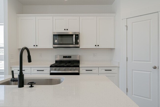 Building Photo - Townhouse in Saratoga Springs