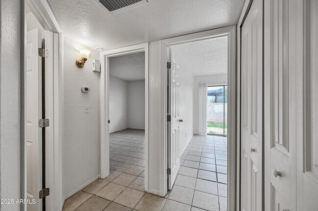Building Photo - 2901 E Campo Bello Dr