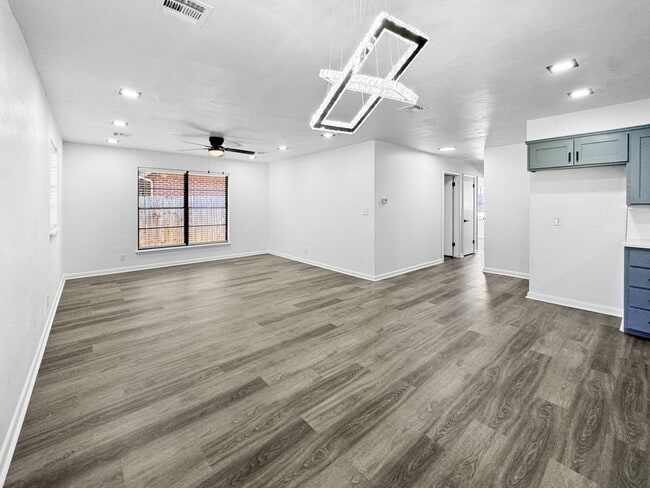 Building Photo - 513 Manor Dr