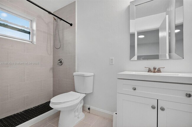 Building Photo - 458 SW 9th St