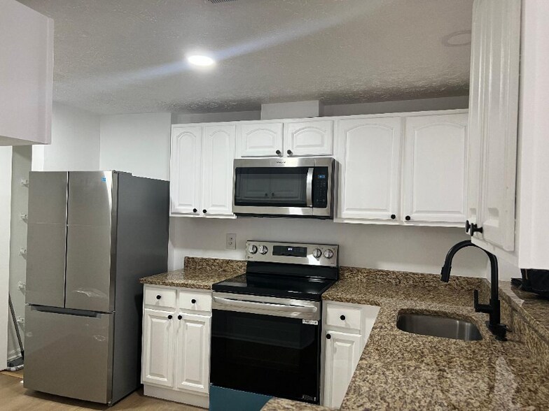 Building Photo - 19804 Larentia Dr