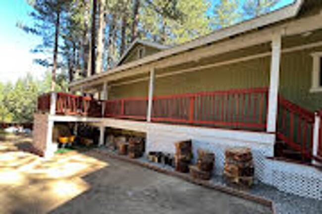 Building Photo - Three bedroom duplex unit in Gardner Mountain