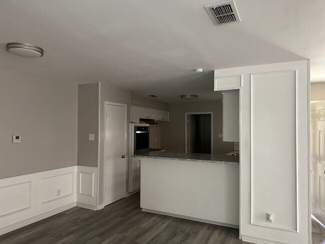 Building Photo - 621-621 Kings Mountain Dr