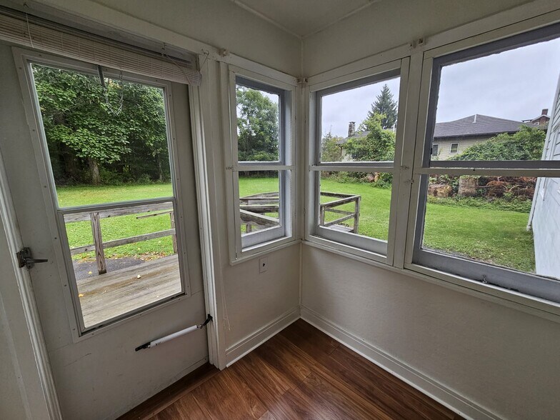 Mudroom - 244 Vineyard Ave