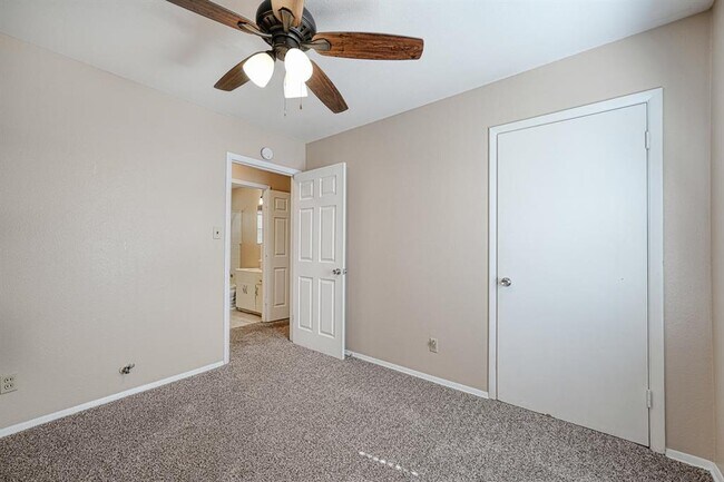 Building Photo - 4906 Gladeview Dr