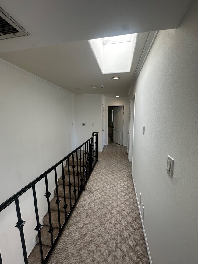Building Photo - 4003 Sunset Dr