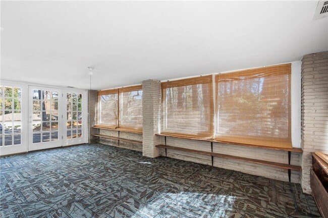 Building Photo - 2451 Warwick Cir NE