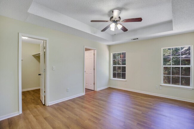 Building Photo - Spacious 3 Bedroom home
