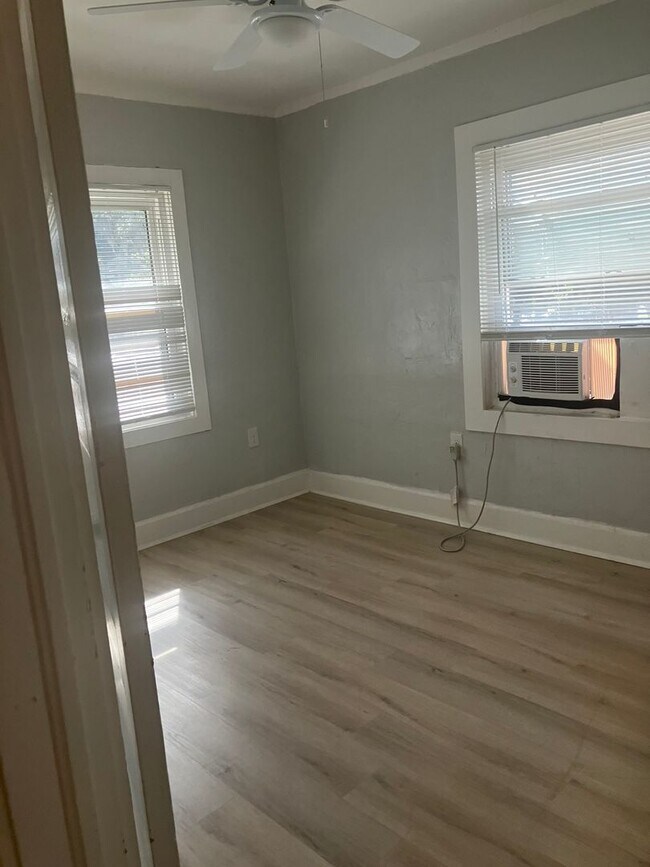 Building Photo - Cute one bedroom