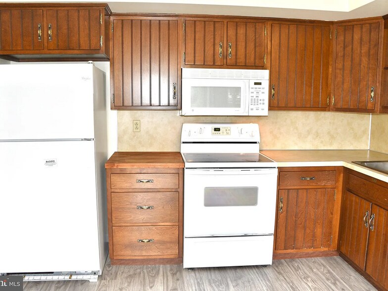 Building Photo - 211 Halsey Ave