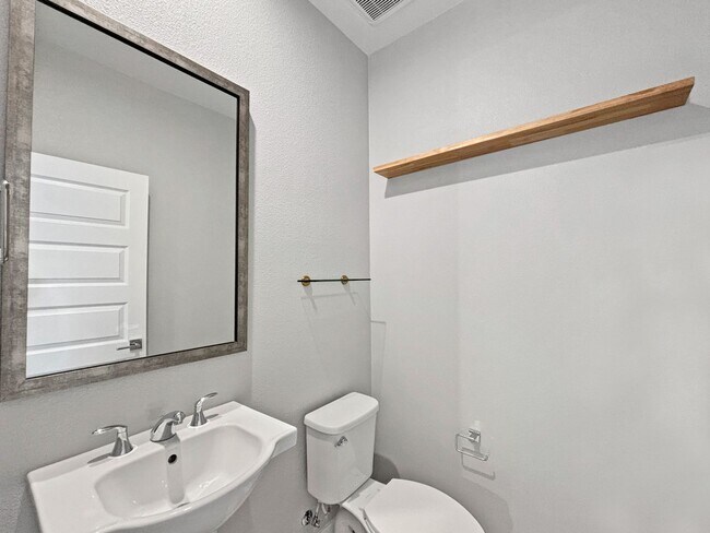 Building Photo - Stunning 3BD/2.5BA Townhouse in Mission Va...