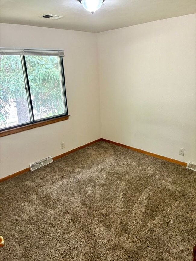 Building Photo - Upper Level 2 Bedroom 1 Bath Duplex Unit in Central Loveland, CO
