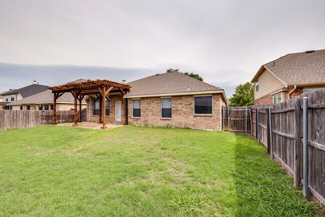 Building Photo - Great location. 4 bedrooms plus an office!