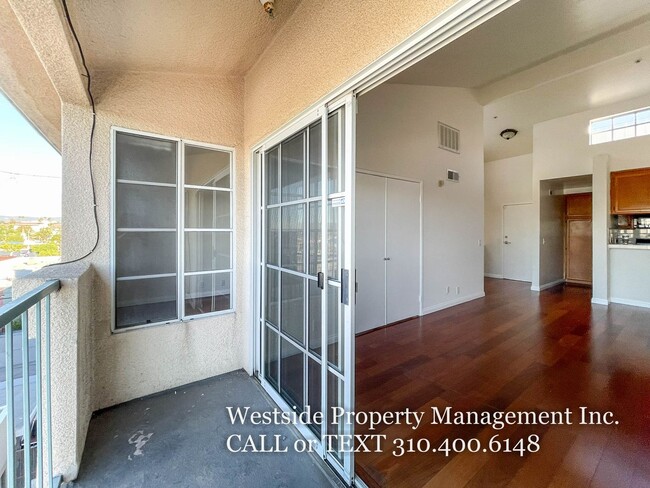 Building Photo - Mar Vista Upper 3Bd/2.5BA Multi-Level Condo