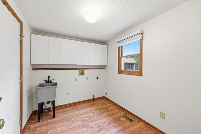 Building Photo - 7666 Windwood Dr