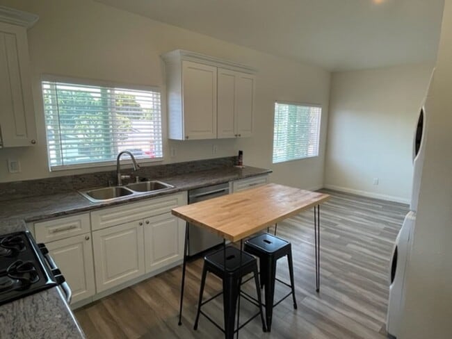 Building Photo - Newer Carriage Unit