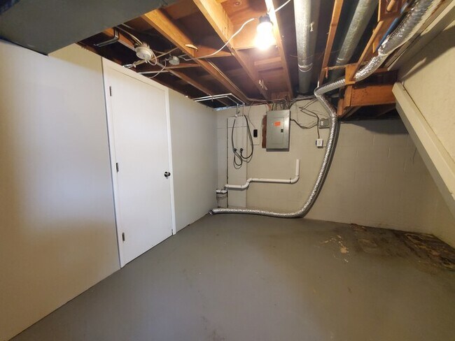 Building Photo - 3760 Ardath Rd