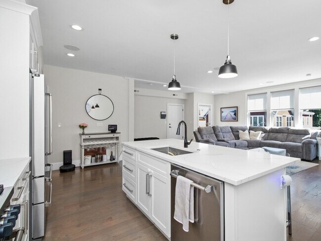 Building Photo - 2 Elm St