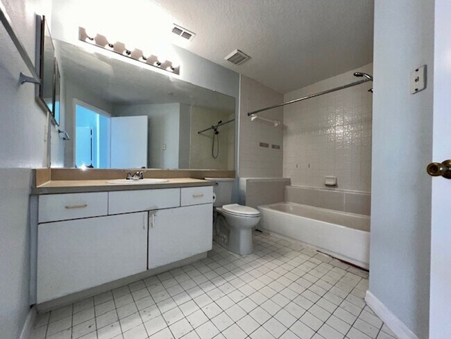 Building Photo - MOVE IN NOW! 2x2 WITH FRESH INTERIOR PAINT & LAMINATE WOOD FLOORING! PRIVATE BALCONY!!!