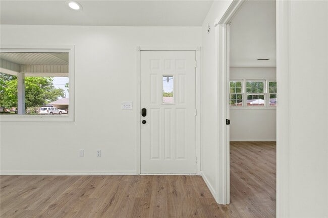 Building Photo - 1604 Oakwood Ave