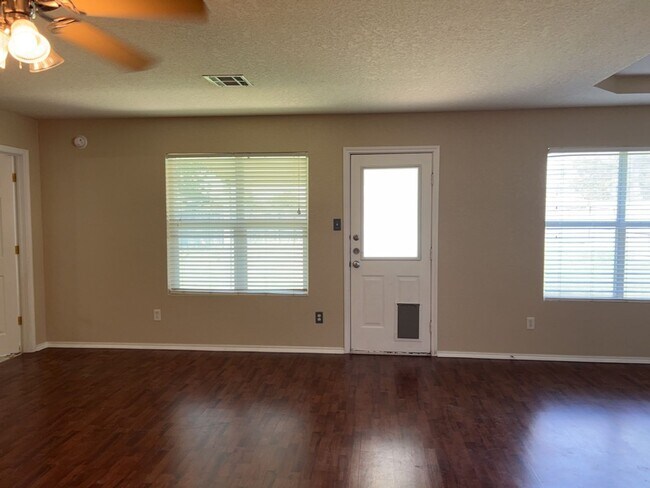 Building Photo - 3308 Lakecrest Dr