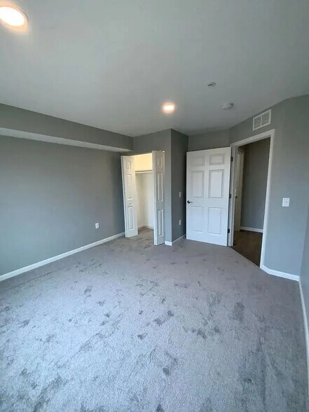 Building Photo - 200 Larkspur Ln