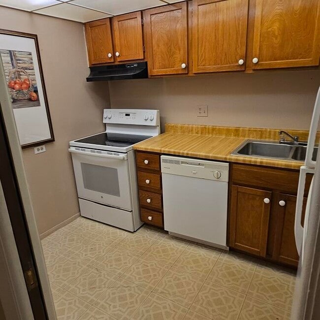Building Photo - 3690 Inverrary Dr