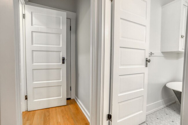 Building Photo - Charming Vintage Studio in NW Portland nea...