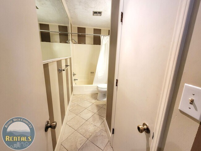 Building Photo - 2 Bedroom Home in Boone