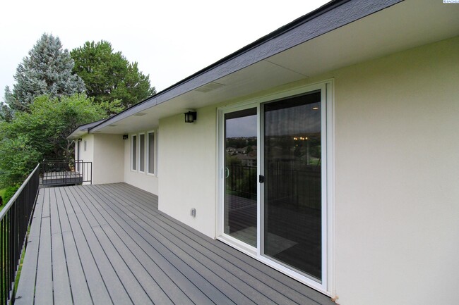 Building Photo - 5 Bed/3 Bath House in Kennewick Canyon Lakes