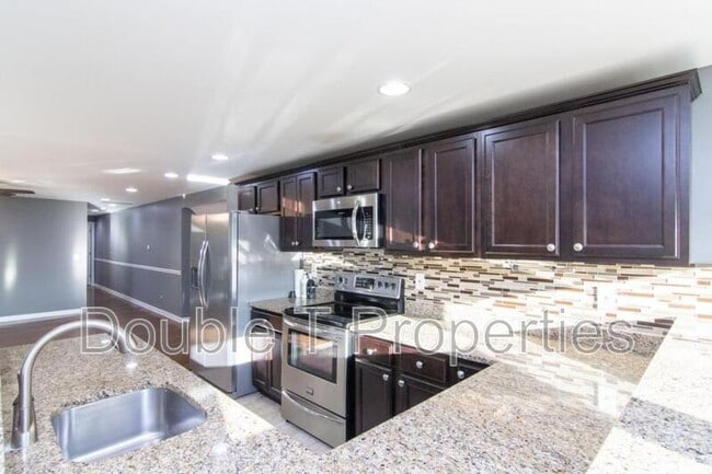 Building Photo - 3405 Pebble Dr