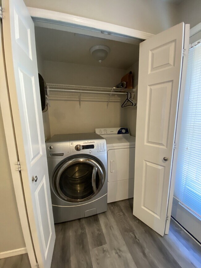 Building Photo - 3 bedroom townhouse westside - Mesa Valley